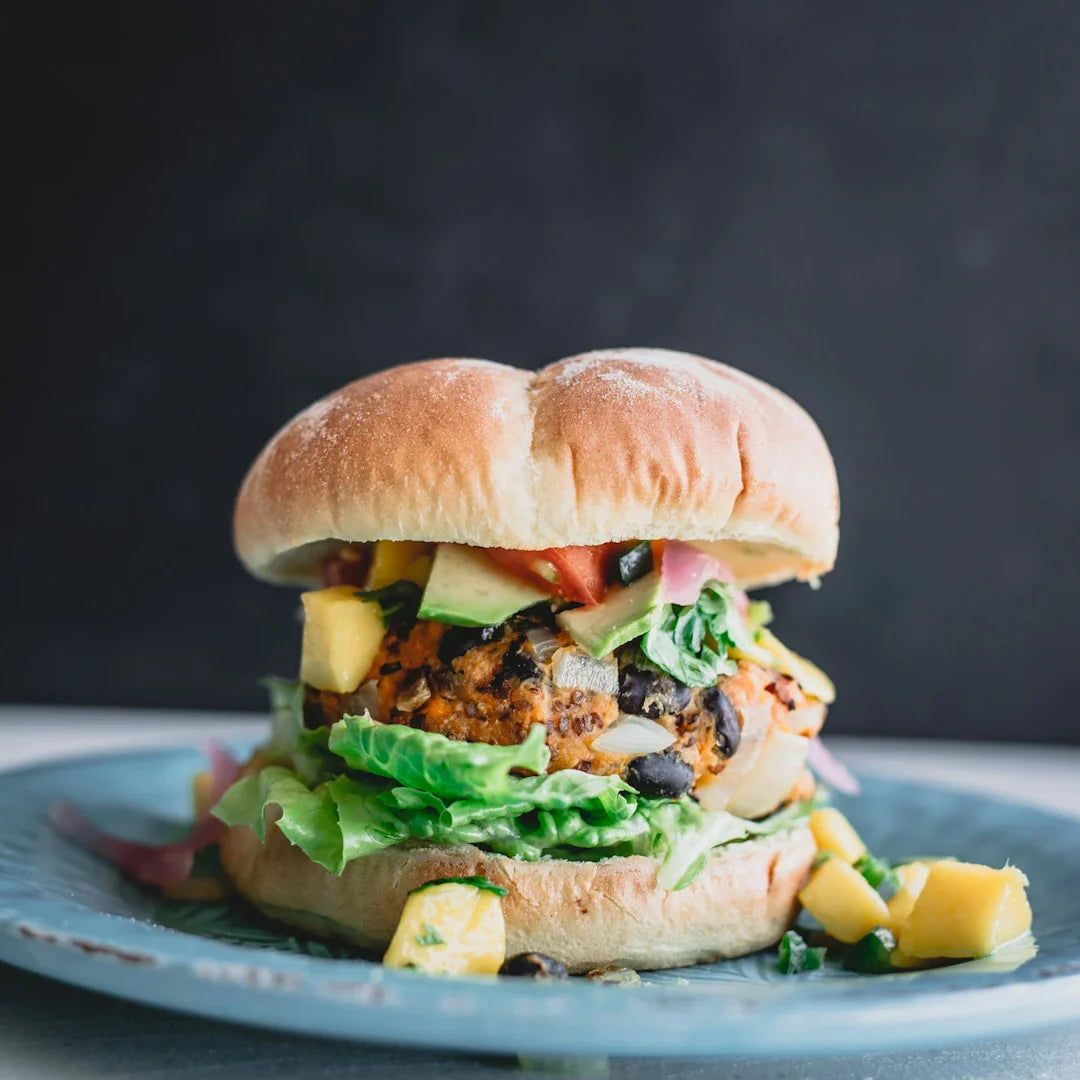 Burger vegano fatto a mano, cibo sano e sostenibile